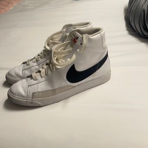 WOMENS NIKE BLAZERS super cute, hardly worn, fits Women’s 7.5/Youth 6